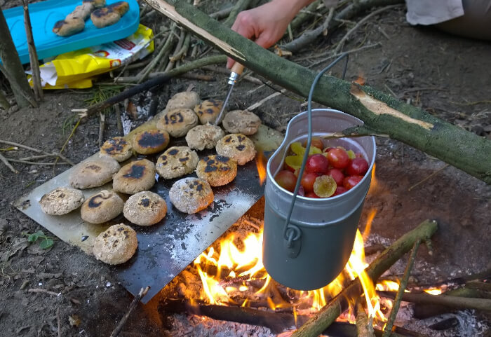 Essenszubereitung über dem Feuer