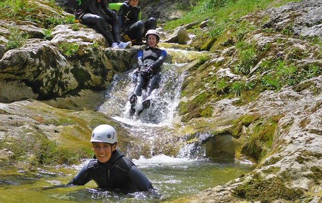 Schwimmen im Bergfluss beim Canyoning in Attersee